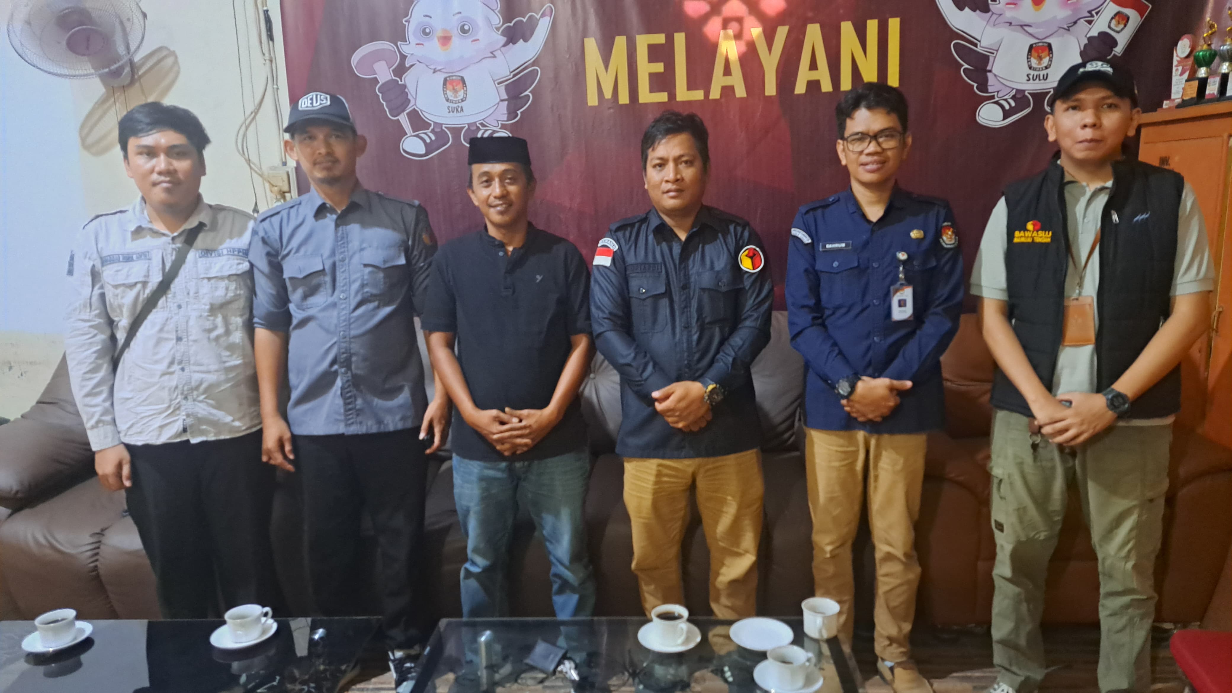 Foto Bersama Anggota Bawaslu Mamuju Tengah dan Anggota KPU Mamuju Tengah