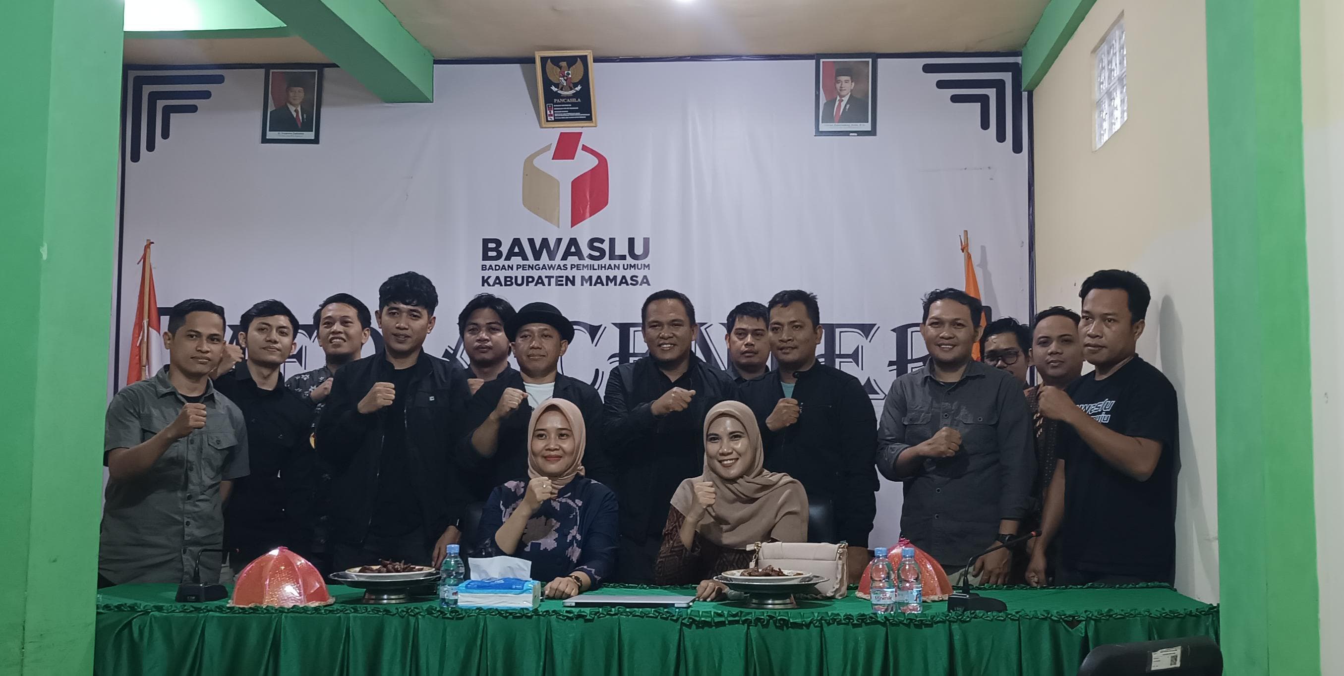 Peserta rapat koordinasi pengawasan partisipatif dan evaluasi kehumasan Bawaslu Sulawesi Barat di Kantor Bawaslu Kabupaten Mamasa, 31 Juli 2025