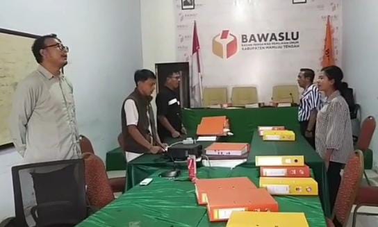Bawaslu Mamuju Tengah nyanyikan lagu kebangsaan 