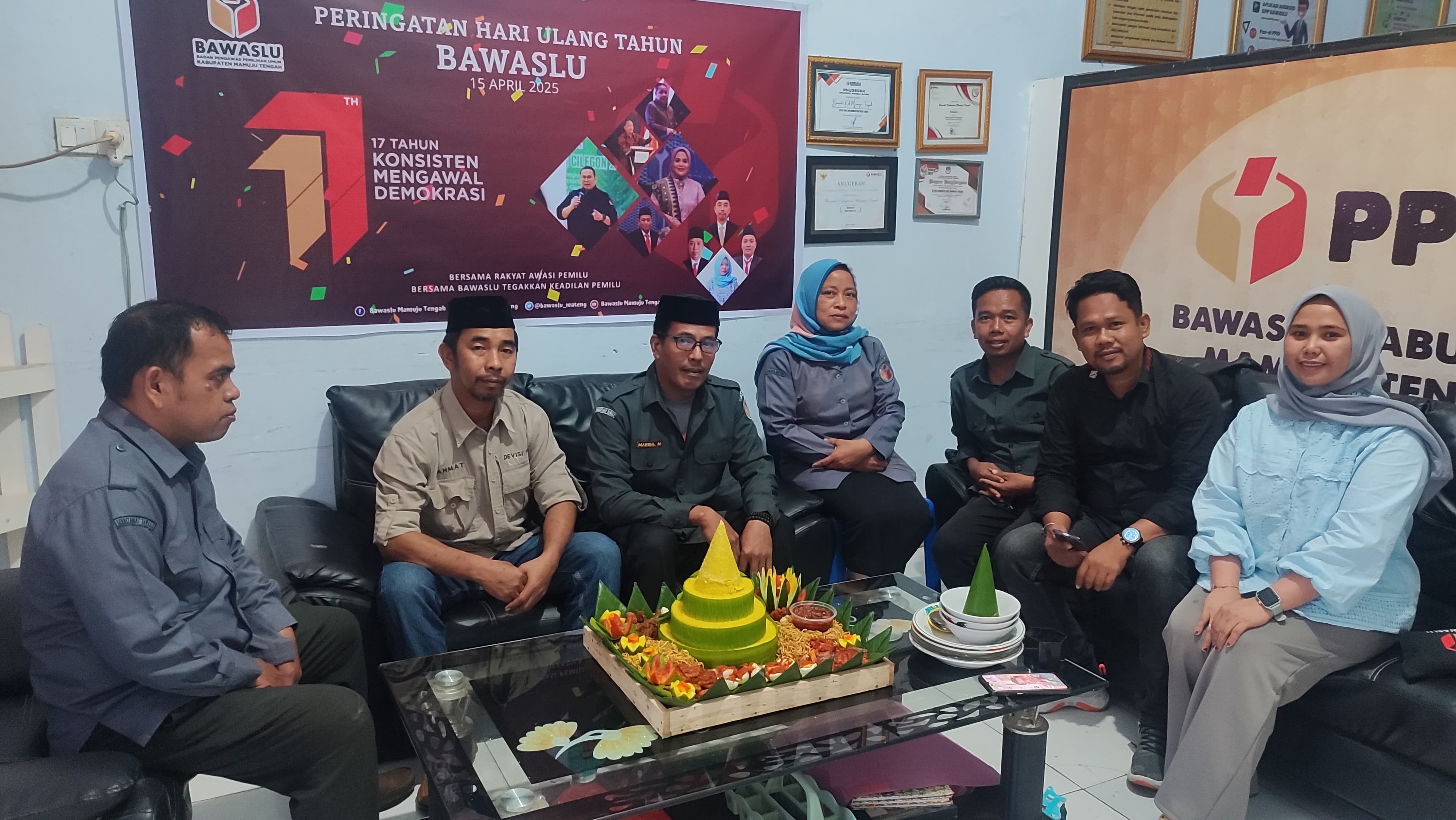 Suasana Syukuran HUT Bawaslu Ke - 17 di Bawaslu Mamuju Tengah