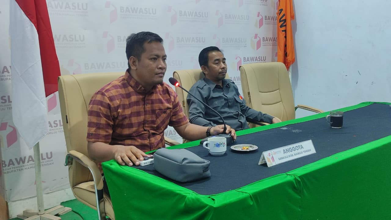 Ketua Bawaslu Mamuju Tengah dan Kordiv HPPH Pimpin Rapat Rutin