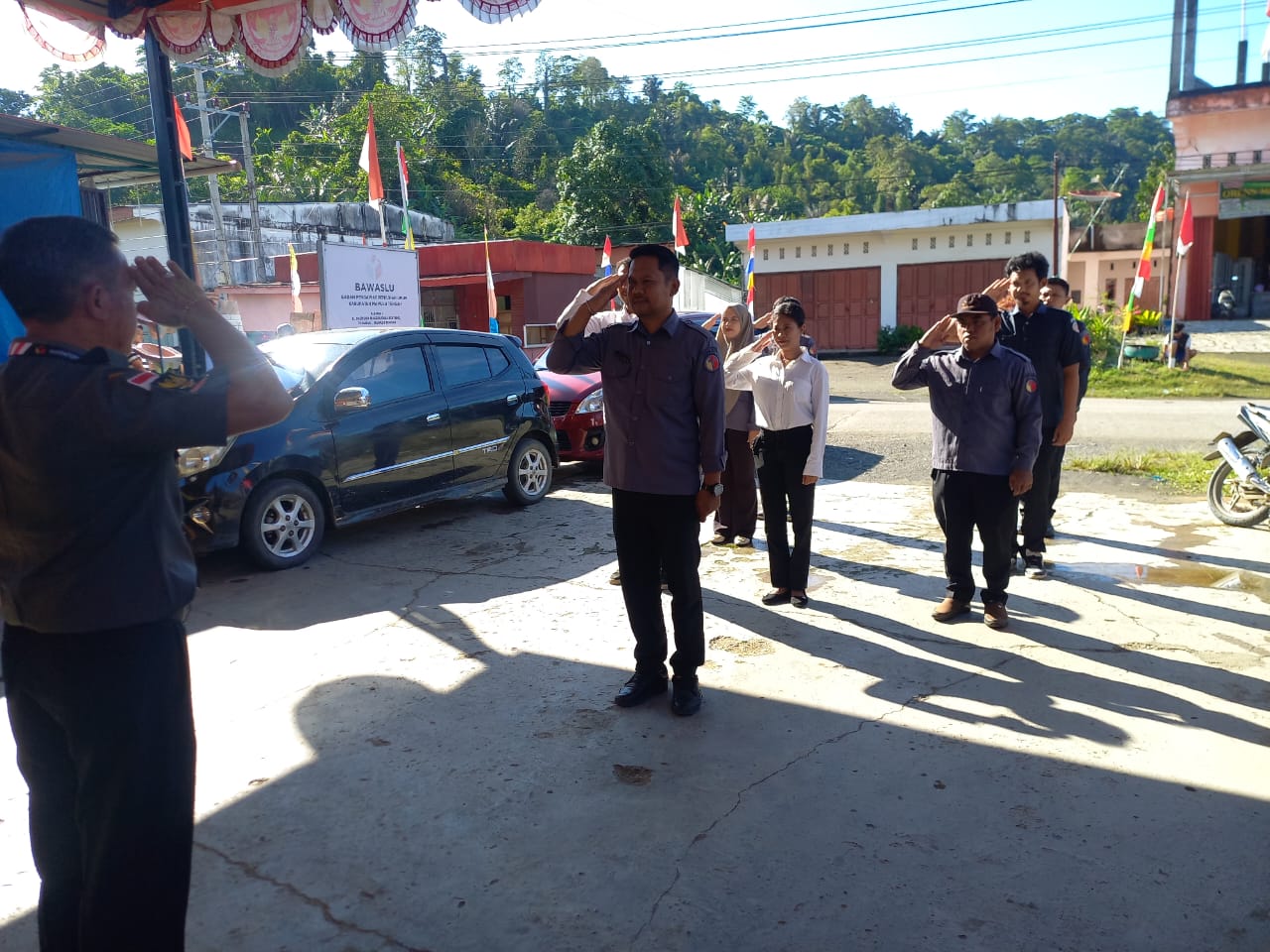 Kasubag Administrasi I Wayan Ruka Memimpin Apel Pagi