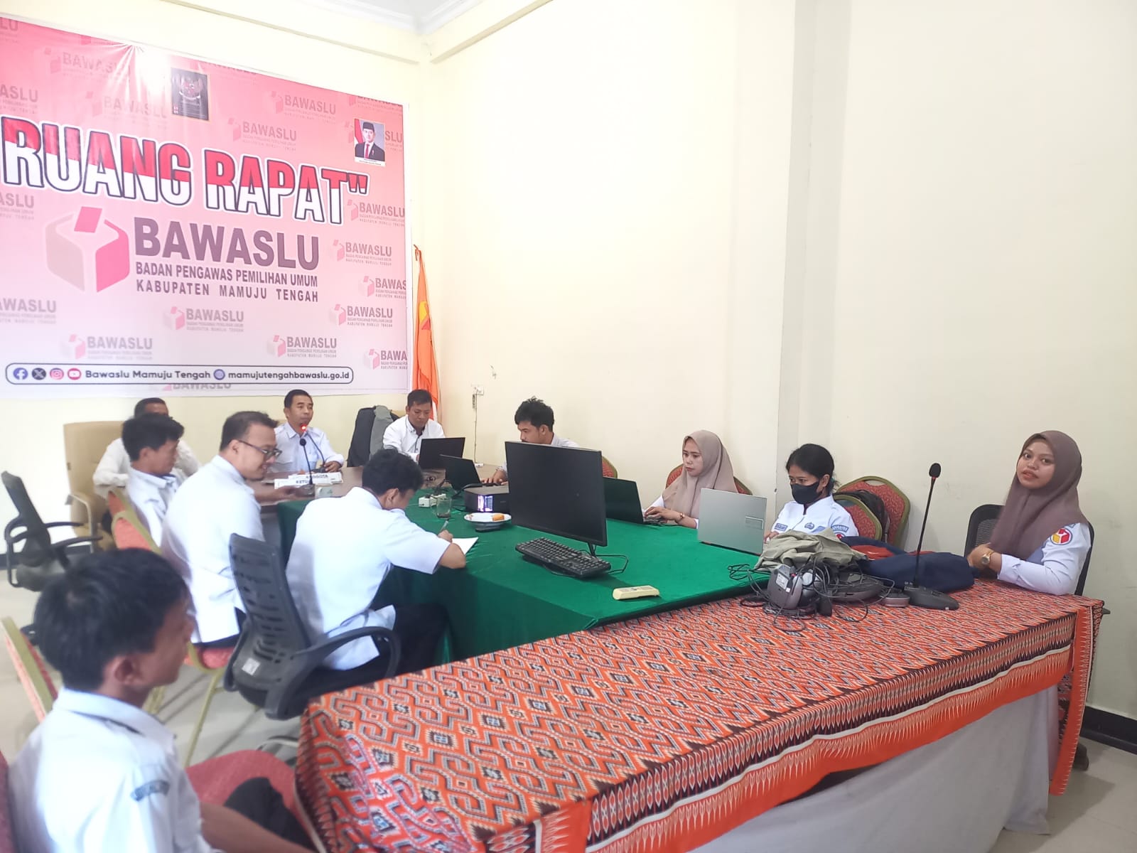 Foto sedang rapat bersama sekretariat Bawaslu Mamuju tengah