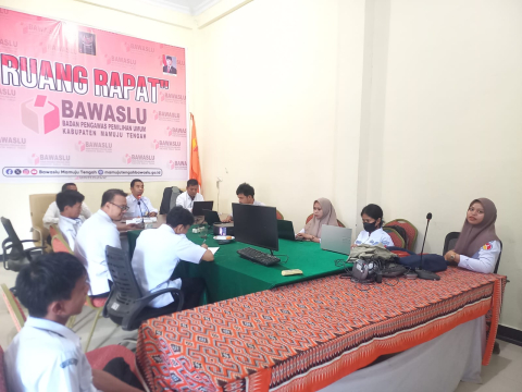 Foto sedang rapat bersama sekretariat Bawaslu Mamuju tengah