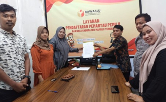 Bawaslu Kabupaten Mamuju Tengah Menerima Berkas pendaftaran Pemantau Pemilu Perkumpulan Netfid Indonesia Mamuju Tengah