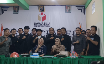 Peserta rapat koordinasi pengawasan partisipatif dan evaluasi kehumasan Bawaslu Sulawesi Barat di Kantor Bawaslu Kabupaten Mamasa, 31 Juli 2025