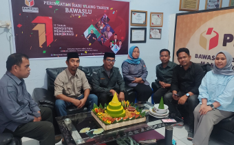 Suasana Syukuran HUT Bawaslu Ke - 17 di Bawaslu Mamuju Tengah