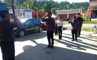 Kasubag Administrasi I Wayan Ruka Memimpin Apel Pagi