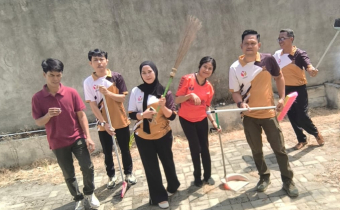 Foto : Kerja bakti di kantor Bawaslu Mamuju Tengah