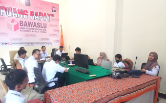 Foto sedang rapat bersama sekretariat Bawaslu Mamuju tengah
